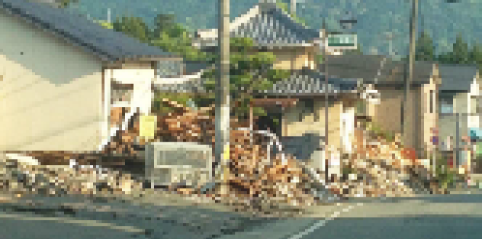 地震で倒壊した住宅